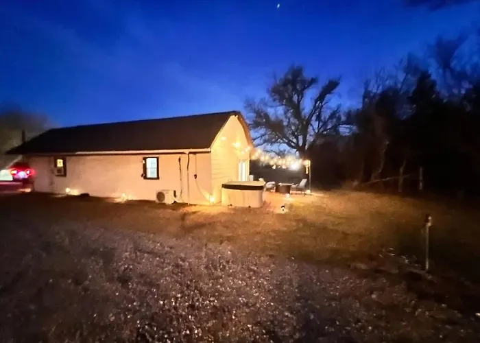 Barn Getaway-Hot Tub-At Ft Sill-1 Bedroom Only Of 2